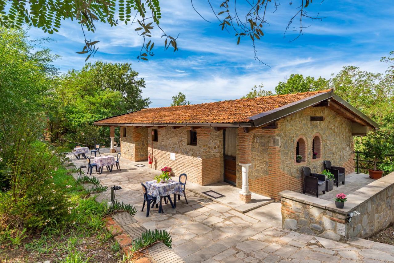 Ippotur Medieval Resort Castelnuovo Magra Bagian luar foto