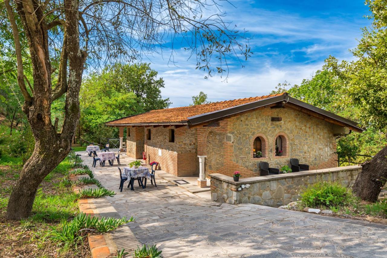 Ippotur Medieval Resort Castelnuovo Magra Bagian luar foto