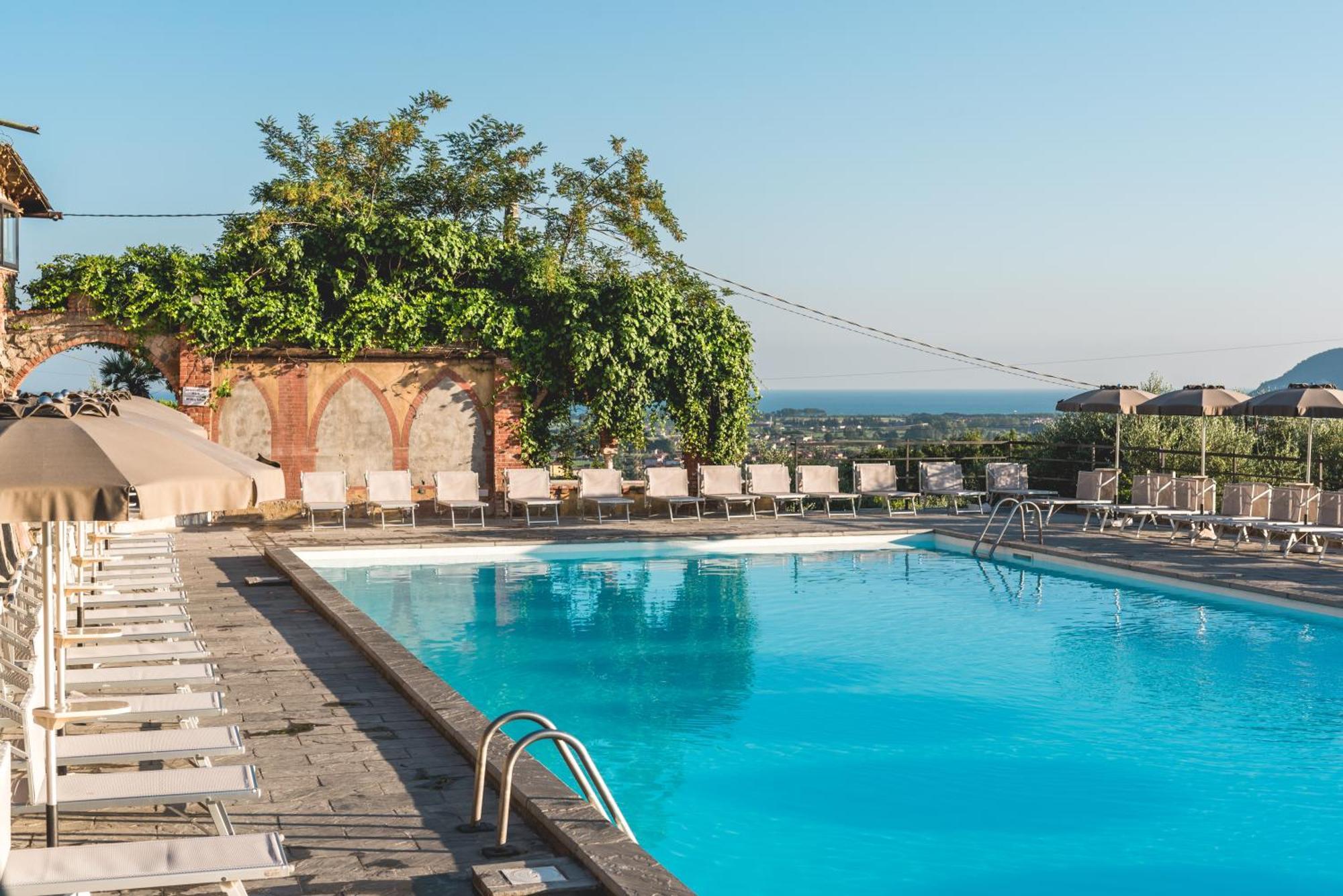 Ippotur Medieval Resort Castelnuovo Magra Bagian luar foto