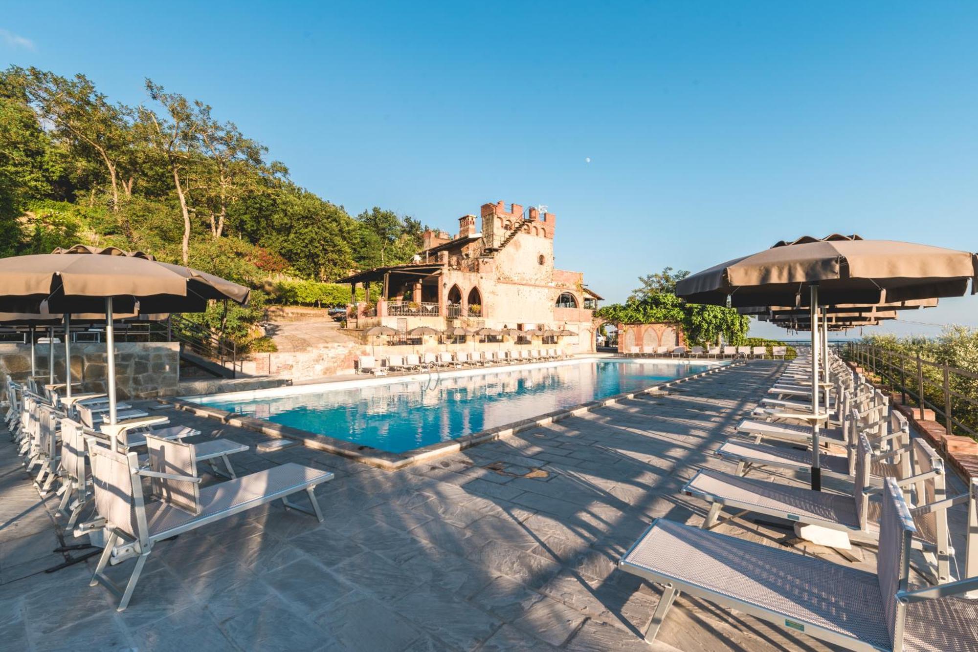 Ippotur Medieval Resort Castelnuovo Magra Bagian luar foto