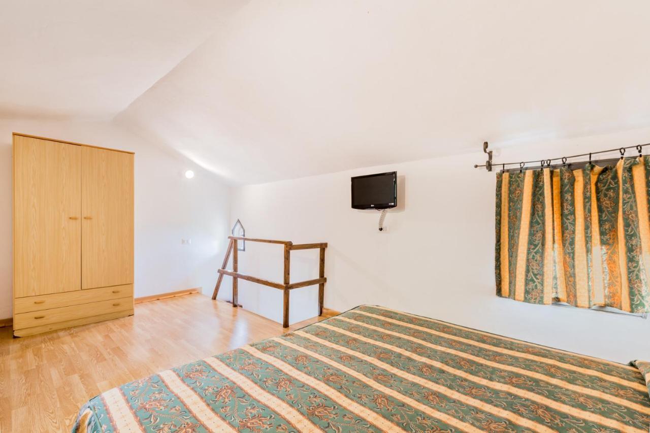 Ippotur Medieval Resort Castelnuovo Magra Bagian luar foto